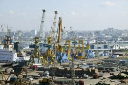 Image du Maroc Professionnelle de  Les grues du port de Casablanca s’activent au déchargement des importations de matériaux fer, bois en provenance des autres continents. 31 Décembre 2003. (Photo / Abdeljalil Bounhar) 